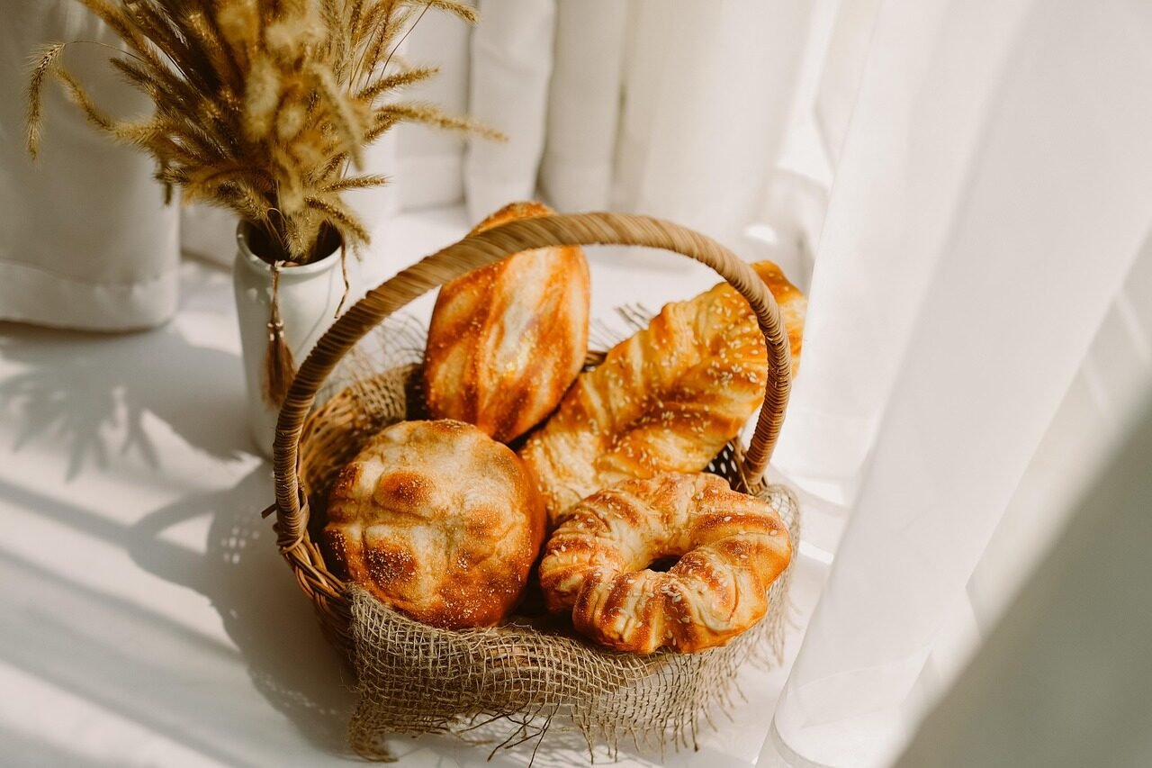 bread, basket, food, breakfast, snack, baked, delicious, bakery, closeup